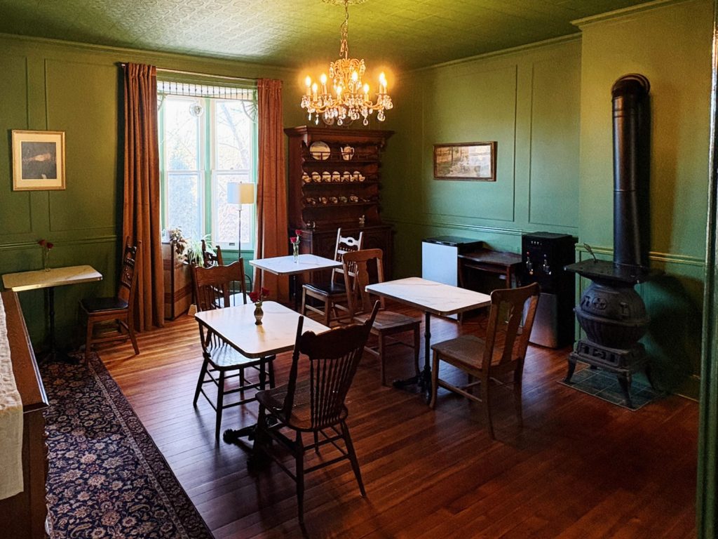 Dining room at Avery house Bed and Breakfast