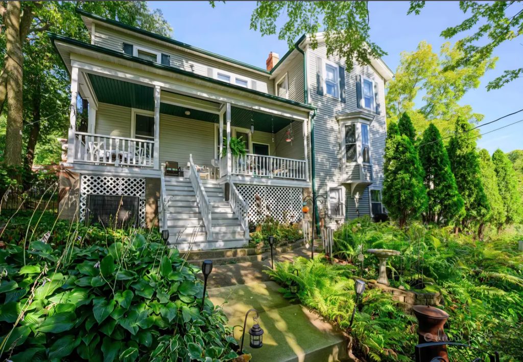 Exterrior of the Avery House Bed and Breakfast