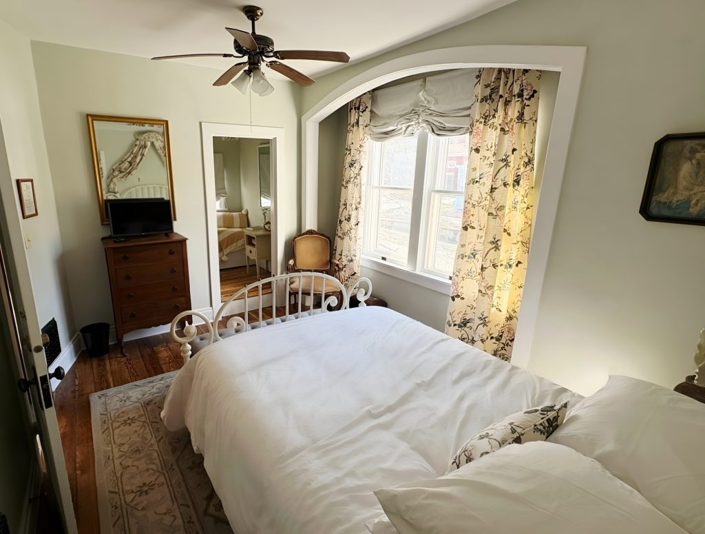 Wolfe Room at Avery House Bed and Breakfast