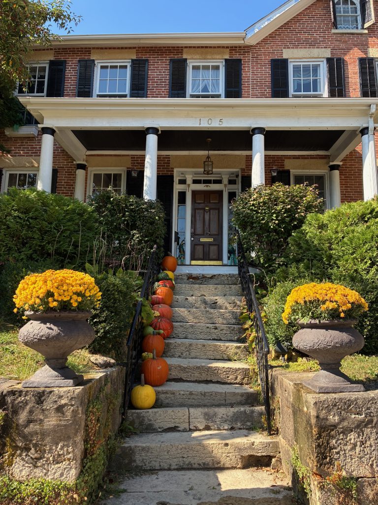 Front Entrance of Miss Murphy's High Street Inn