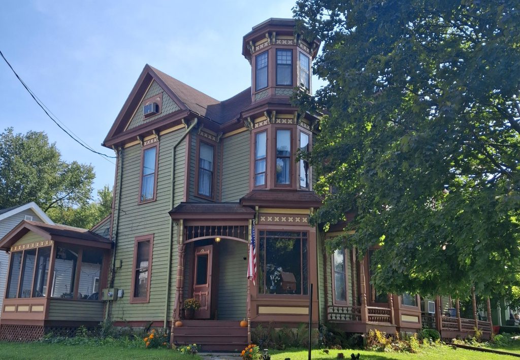 Exterior of the Painted Cat of Galena